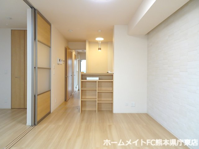 熊本市東区花立５丁目のアパートの居間・リビング