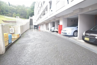 【駐車場】 | ビルトインタイプの駐車場はお車を汚しません。洗車の回数も減るので大切なお車を長くお乗りいただけます。