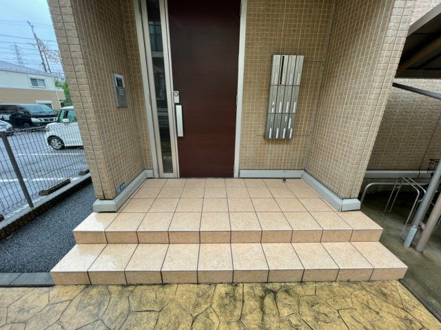 習志野市谷津７丁目のアパートのエントランス