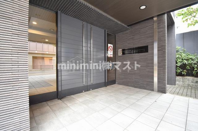 レジディア靭公園のエントランス