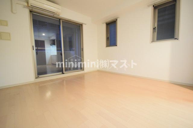 レジディア靭公園の居間・リビング|※部屋横の小窓は角部屋のみです