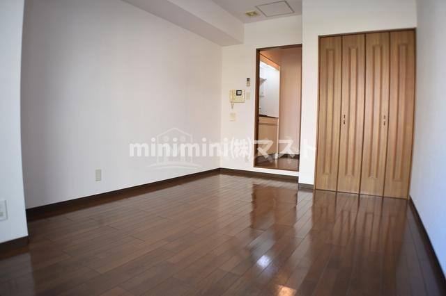 ロイヤルクイーンズパークの居間・リビング