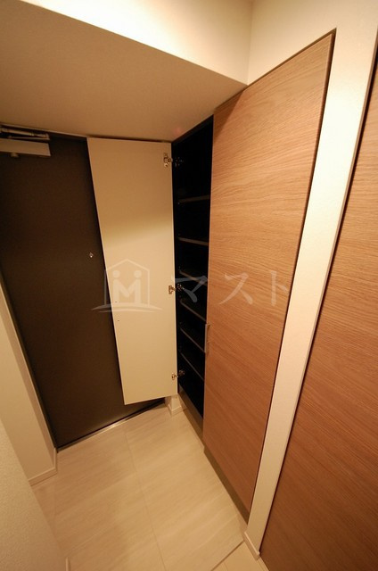 サムティ阿波座ベルシアの玄関|沢山収納出来るシューズボックス