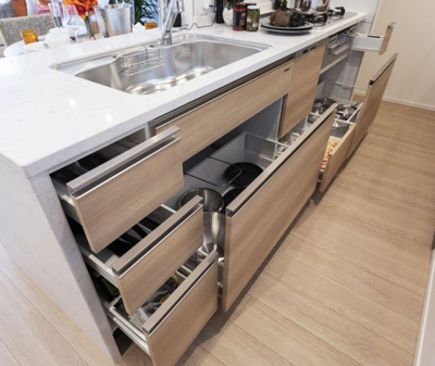 【キッチン】 | 杜の街グレース 岡山ザ・タワー | オールスライド収納（ソフトダンパー機能付）
キャビネットは引き出し式のオールスライド収納を採用。ソフトダンバー機能が付き、スムーズに開閉できます。