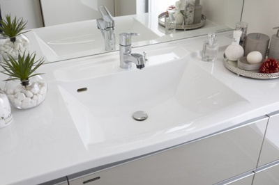 【洗面所】 | 杜の街グレース 岡山ザ・タワー | 人造大理石ボウル一体型スクエアカウンター
透明感と耐久性が魅力のアクリル製人造大理石。一体成型により、繋ぎ目がない為、お手入れも簡単。