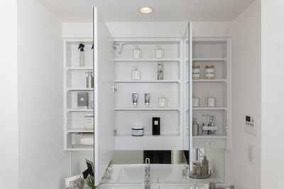 【洗面所】 | 杜の街グレース 岡山ザ・タワー | ミラーキャビネット
三面鏡の裏側がすべて収納に。化粧品など小物類の整理整頓にとても便利です。