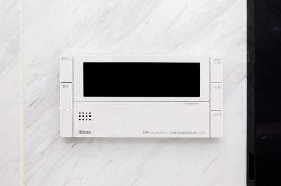 【浴室】 | 杜の街グレース 岡山ザ・タワー | エネルック機能付リモコン
給湯器で使用したガスやお湯の使用量を表示。エネルギーを見える化します。自動お湯張りや追い炊き機能も搭載。