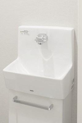 【トイレ】 | 杜の街グレース 岡山ザ・タワー | 独立手洗器
シンプルなデザインと陶器の質感が魅力。機能性とデザイン性を兼ね備えています。