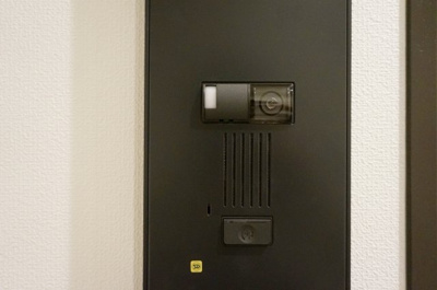 【玄関】 | 杜の街グレース 岡山ザ・タワー | 住戸前カメラ付インターホン
各住戸の玄関前にもカメラ付インターホンを採用。再度、来訪者を確認でき、安心してご自宅へ迎え入れることができます。