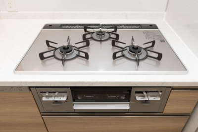 【キッチン】 | 杜の街グレース 岡山ザ・タワー | 3口ガラストップコンロ
ドイツ製の耐熱セラミック「セランガラス」を採用した、高性能多機能コンロ。