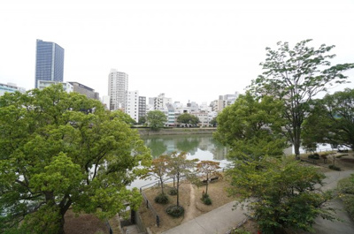 【展望】 | 野村ソシエテ橋本町 | 【眺望】
猿猴川の水面と、リバーバンクの緑が都会に居ることを忘れさせてくれそうです。夜は夜で都会の夜景が綺麗が綺麗かもしれません。