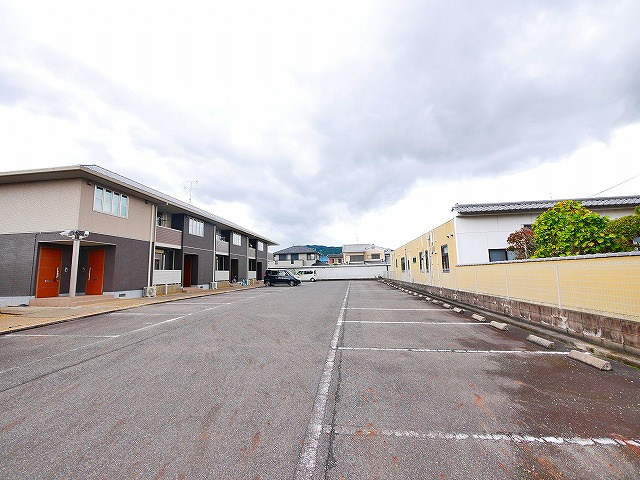 レガリア加茂の駐車場