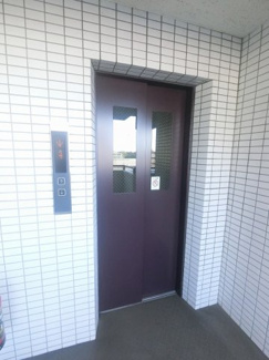【その他共用部分】 | お買い物時やベビーカーの出し入れに便利なエレベーター付です。