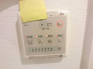 【駐車場】 | 浴室換気暖房乾燥機のスイッチパネル。
雨の日や夜間にお洗濯される際に便利です。