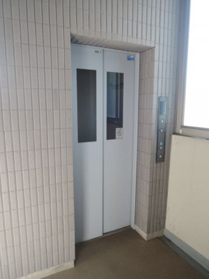 【その他共用部分】 | ネバーランド武蔵新城 | お買い物時やベビーカーの出し入れに便利なエレベーター付です。