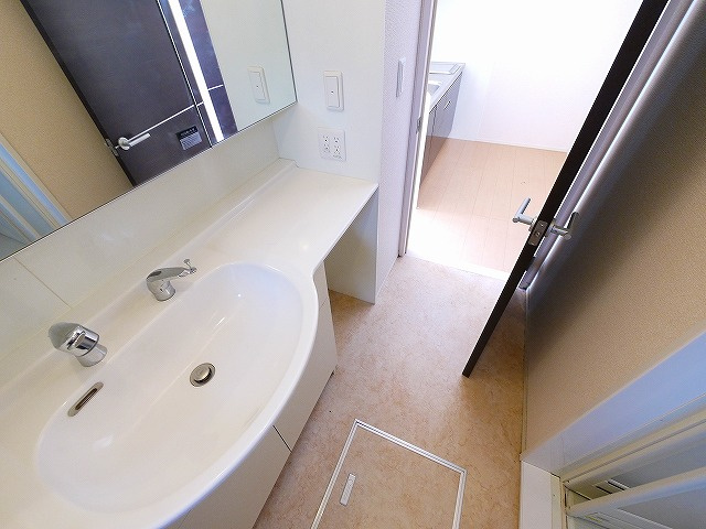 ヴェルドミール（杉本町）の洗面所|忙しい朝には欠かせない洗面所です