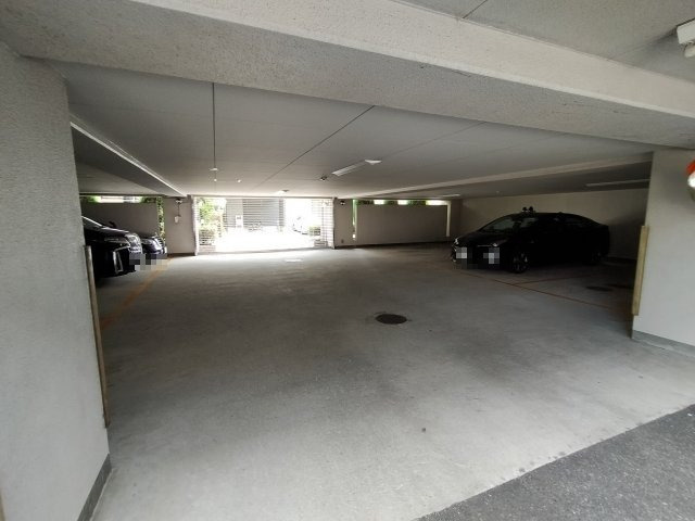 東急ドエル・アルス鶴見緑地公園の駐車場|マンション敷地内にある駐車場です。