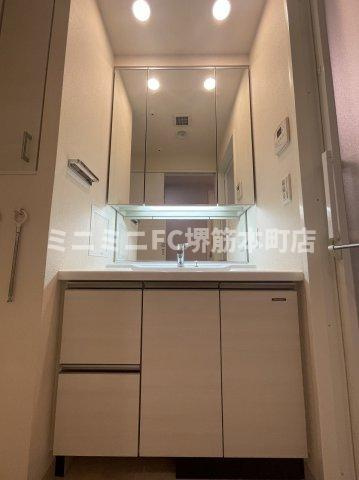 プレミスト堺筋本町ラディーナの洗面所