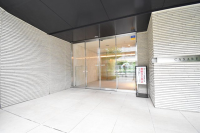 【エントランス】 | カサーレ小平 | ガラス張りの明るいエントランス、帰る喜び、住まう安らぎを感じることができます。