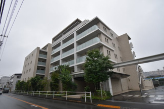 【外観】 | 周辺環境に溶け込み、それでいて個性豊かなデザインは住まう人に優越感をもたらしてくれます。
