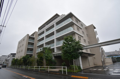 【外観】 | カサーレ小平 | 周辺環境に溶け込み、それでいて個性豊かなデザインは住まう人に優越感をもたらしてくれます。
