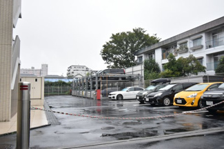 【駐車場】 | 大切なお車を守るガードロープ付きの駐車スペース。防犯カメラ付きなので安心です。