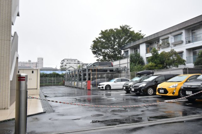 【駐車場】 | カサーレ小平 | 大切なお車を守るガードロープ付きの駐車スペース。防犯カメラ付きなので安心です。