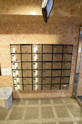オリエンタル西天満のロビー|コンビニ「ファミリーマート曽根崎一丁目店」