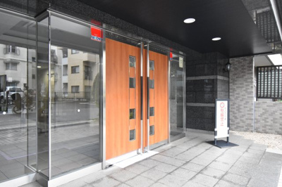 【エントランス】 | ランドコートつつじヶ丘 | シンプルながら、それでいて雨対策もシッカリと考えられたエントランス。マンション全体の雰囲気がワンランクアップ。