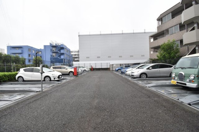 【駐車場】 | ランドコートつつじヶ丘 | 最寄り駅まで徒歩9分の敷地内駐車場のある物件。何処へ行くにも軽快に移動できます。