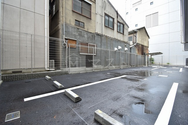エスリード大阪城PREMIERの駐車場