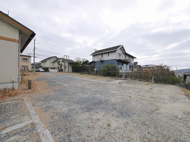 登美ヶ丘二丁目店舗の駐車場|車をお持ちの方に嬉しい駐車場付きの物件です