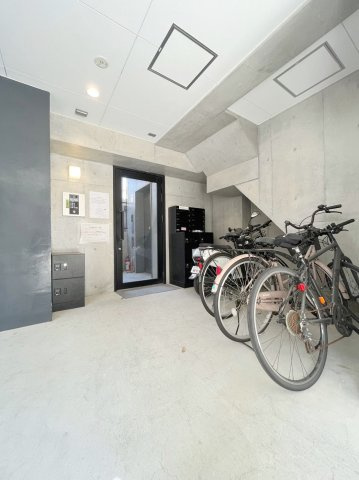 「防音マンション」リトルズトーン目白下落合のエントランス|コンクリート調のエントランス