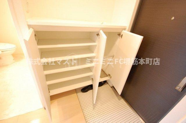 エステムコート大手前レシェンテの玄関