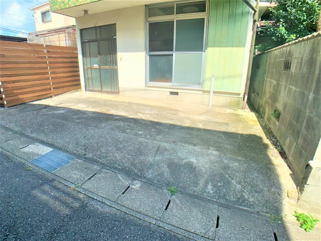 港本町貸家の駐車場