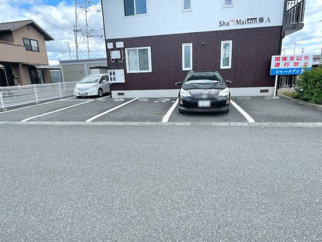 シャーメゾン藤の駐車場