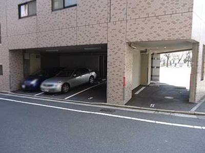 【駐車場】 | エスパスリバーサイド堺町 | 【リノベーションのご相談もお任せください !】
自分好みのリノベーションを望まれる方には，絶好の物件です。
弊社建築士によるリノベーション相談も行っておりますので，
どんな事でもご相談ください !