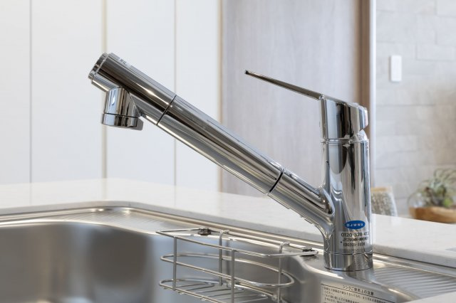 【キッチン】 | 杜の街グレース 岡山ザ・タワー | 蛇口一体型浄水器
グッドデザイン賞受賞。オールメッキのスタイリッシュなミニマルデザイン。