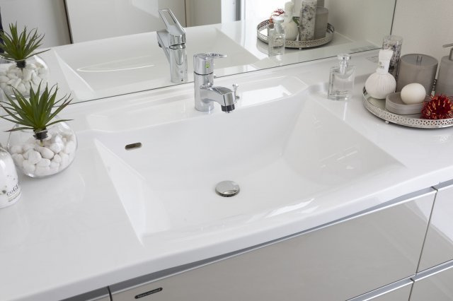 【洗面所】 | 杜の街グレース 岡山ザ・タワー | 人造大理石ボウル一体型スクエアカウンター
透明感と耐久性が魅力のアクリル製人造大理石。一体成型により、繋ぎ目がない為、お手入れも簡単。