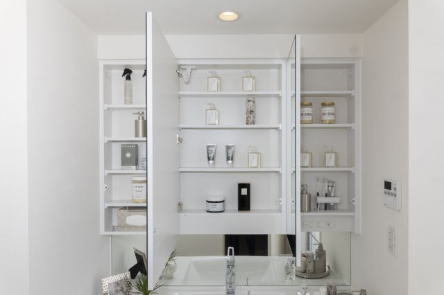 【洗面所】 | 杜の街グレース 岡山ザ・タワー | ミラーキャビネット
三面鏡の裏側がすべて収納に。化粧品など小物類の整理整頓にとても便利です。
