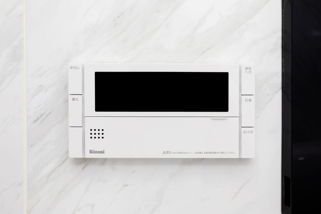 【浴室】 | 杜の街グレース 岡山ザ・タワー | エネルック機能付リモコン
給湯器で使用したガスやお湯の使用量を表示。エネルギーを見える化します。自動お湯張りや追い炊き機能も搭載。