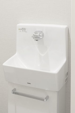 【トイレ】 | 杜の街グレース 岡山ザ・タワー | 独立手洗器
シンプルなデザインと陶器の質感が魅力。機能性とデザイン性を兼ね備えています。