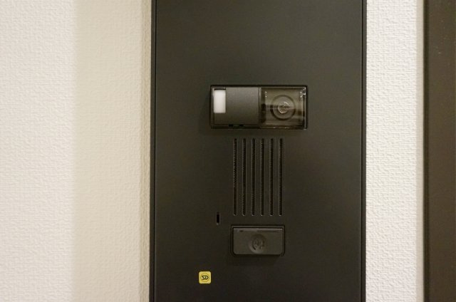 【玄関】 | 杜の街グレース 岡山ザ・タワー | 住戸前カメラ付インターホン
各住戸の玄関前にもカメラ付インターホンを採用。再度、来訪者を確認でき、安心してご自宅へ迎え入れることができます。