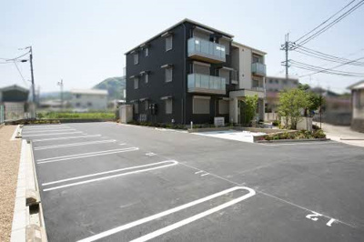 【駐車場】 | シャーメゾン二上 | 駐車スペースもあります