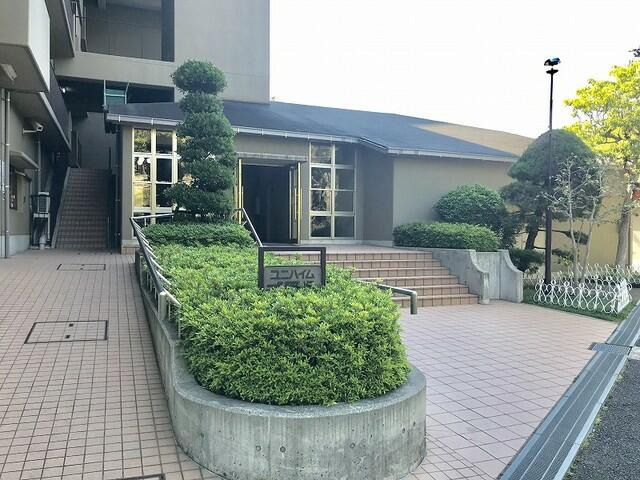 ユニハイム千里丘1号棟のエントランス|ゆとりのあるエントランスです