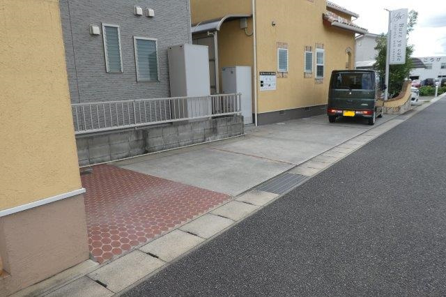 倉敷市西阿知町の店舗事務所の駐車場