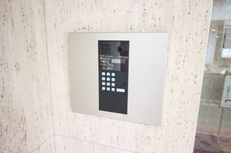 【その他共用部分】 | 安心のオートロックを完備。モニター付インターホンが嬉しいです♪