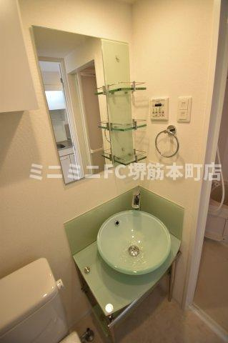 セレニテ堺筋本町ＳＵＤの洗面所|オシャレなガラス洗面台（部屋によってカラー異なります。）