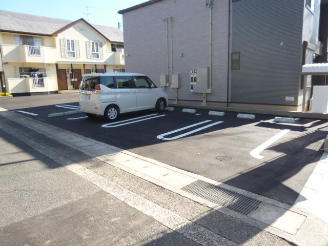 ジョイフルポート岡Fの駐車場