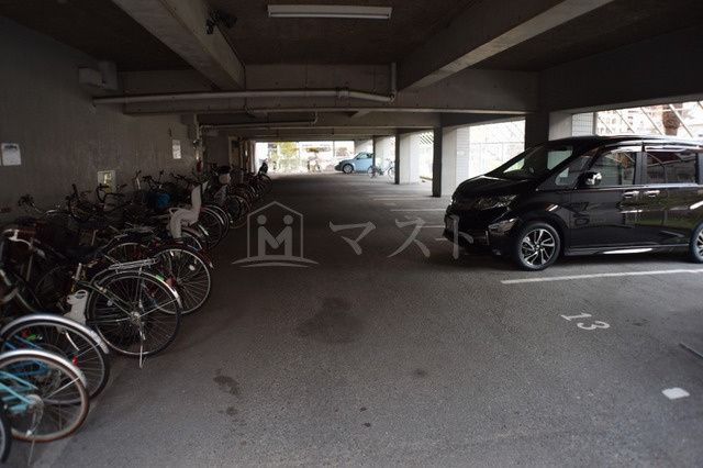 サンフラッツ東平の駐車場